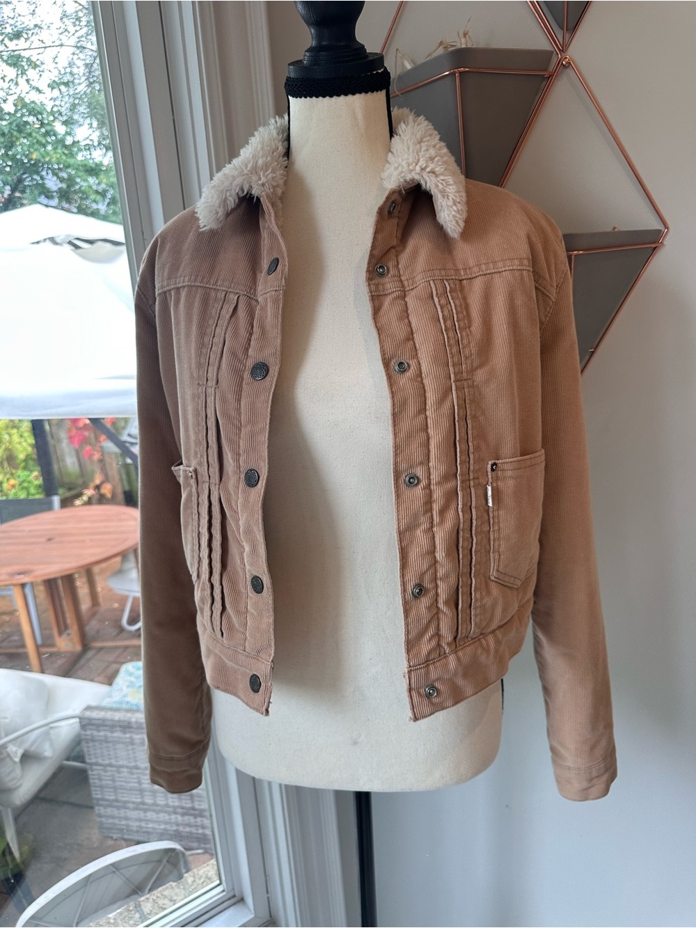 LEVI’S Women’s Sherpa Lined Corduroy Trucker Jean Jacket Tan/Camel Cream Small